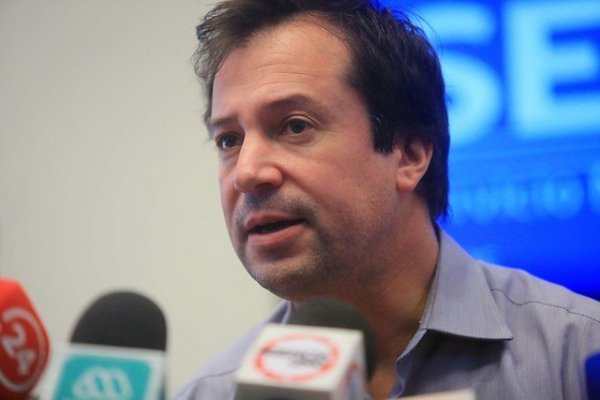 Ministro Palacios reacciona a endeudamiento de los hogares: "Comisiones e intereses usureros no pueden transformarse en pesadilla"