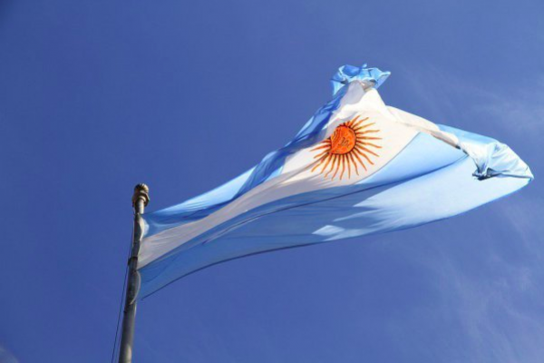 S&P "corrige" calificación crediticia de Argentina a CCC-