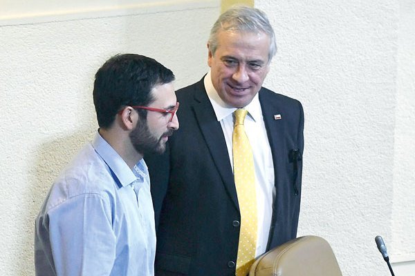 Crispi cuestiona falta de recursos para Fonasa y Mañalich acusa “derroche” y “corrupción” en hospitales públicos