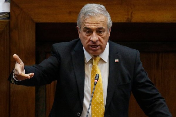 Mañalich se lanza en contra de las asociaciones de médicos: "Tienen estrangulados a los hospitales"