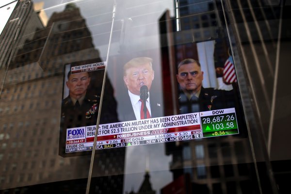 Encuesta FT-Peterson: aumenta el apoyo al manejo económico de Trump