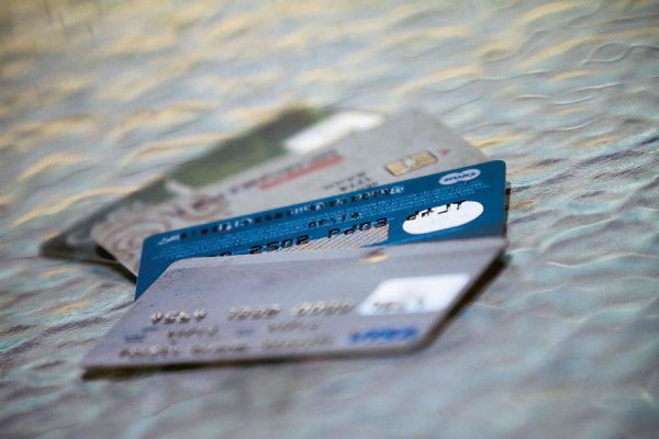 Operaciones con tarjetas de débito y en cajeros caen 4%