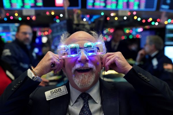 Wall Street toca niveles récord tras sólidos datos económicos en EEUU y China