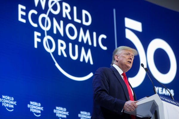 Davos: Trump destaca poder económico de EEUU y minimiza el pesimismo por cambio climático