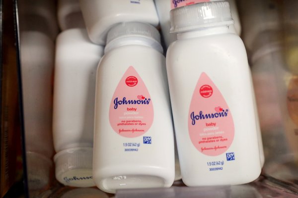 Johnson & Johnson pronostica una débil ganancia anual y no cumple con las expectativas de ventas