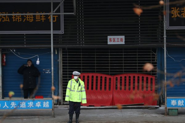 Ciudad china golpeada por coronavirus cierra sus redes de transporte