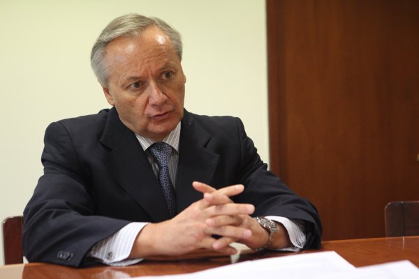 Camposano renuncia a directorios de Zurich Santander