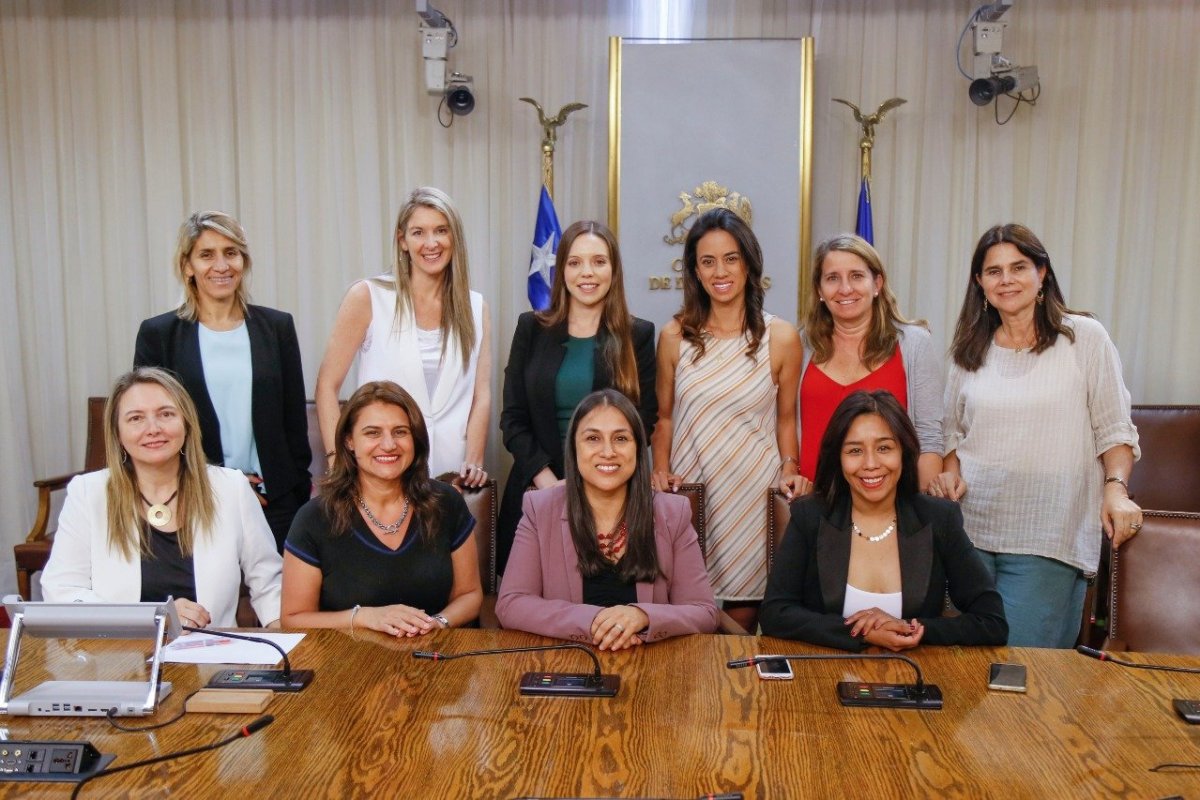 <p>¿Te piden mucha experiencia? Diputadas ingresan proyecto para facilitar inserción laboral de menores de 28 años</p>