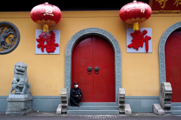 China aísla ya ocho ciudades por el coronavirus de Wuhan y hay más de 800 contagiados