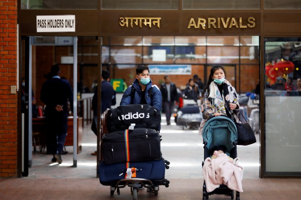 China amplia restricciones de viaje a Hong Kong para contener coronavirus y Perú aisla cuatro casos sospechosos