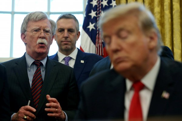 Defensa de Trump cierra argumentos de juicio político en medio de polémica por Bolton
