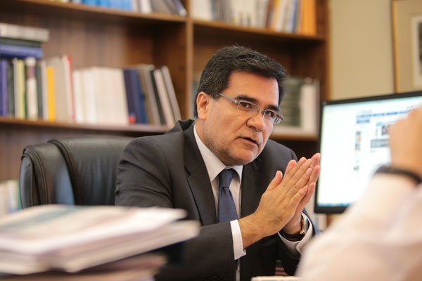 Funcionarios del SII arremeten contra el director Barraza