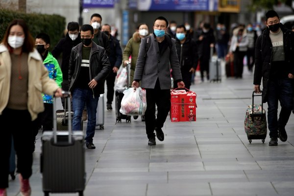 China inyecta estímulos para apuntalar la economía, mientras muere la primera persona fuera del país