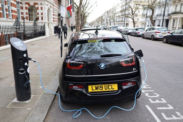 <p>Reino Unido se adelanta cinco años y apuesta a un 2035 sin autos de combustión</p>