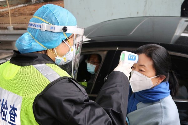China eleva a 563 las muertes por coronavirus y se registran más casos en cruceros