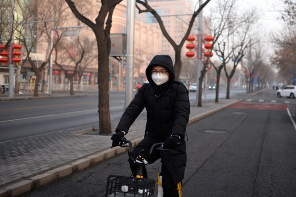 China vuelve a la actividad tras un nuevo récord diario de muertes por el coronavirus