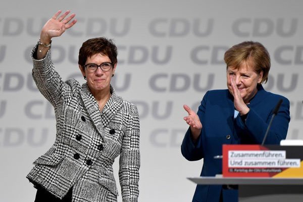 Renuncia de sucesora de Merkel abre la puerta a nueva era de incertidumbre política en Alemania