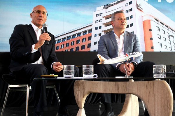 <p>El presidente de BancoEstado, Arturo Tagle y el CEO de Jetsmart, Eduardo Ortiz. Foto: Agencia Uno </p>