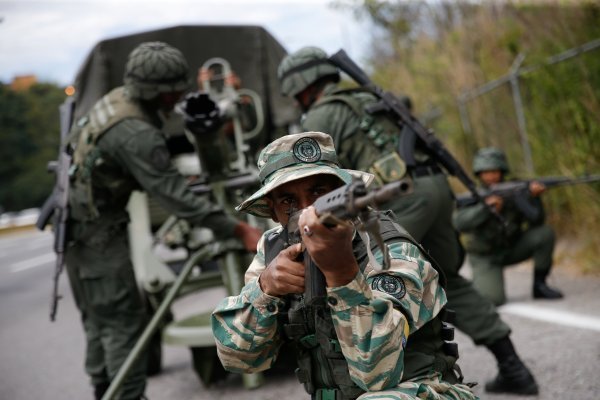 <p>Maduro intenta mostrar con ejercicios militares poderío de Venezuela</p>