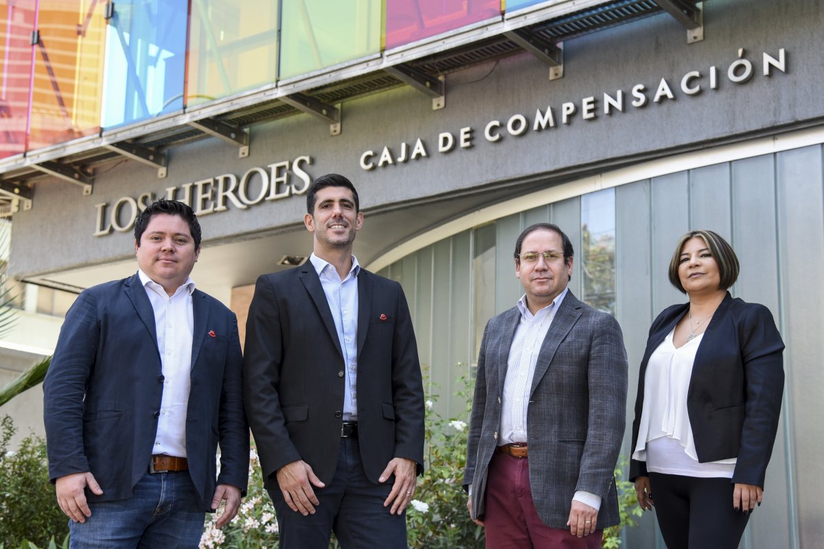 <p>Pablo Muñoz, gerente de Negocios de Red Hat; Fernando Alfonso, director comercial de Red Hat; Alejandro Muñoz, gerente general de Caja Los Héroes y Carolina Mandiola, gerenta de Tecnología de Los Héroes.</p>