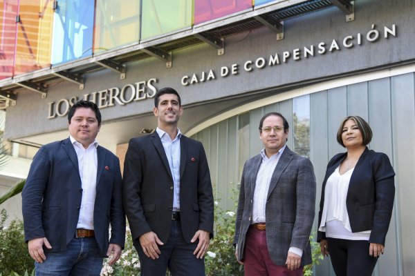 Pablo Muñoz, gerente de Negocios de Red Hat; Fernando Alfonso, director comercial de Red Hat; Alejandro Muñoz, gerente general de Caja Los Héroes y Carolina Mandiola, gerenta de Tecnología de Los Héroes.