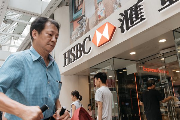 Ganancias de HSBC bajaron un 53% y recortará 35.000 empleos en tres años