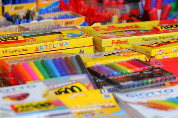 Promociones y ventas online amortiguan el efecto de la crisis social en la venta de útiles escolares