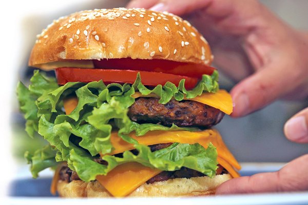 Cargill irrumpe en la industria de la “carne falsa” con hamburguesas en base a plantas