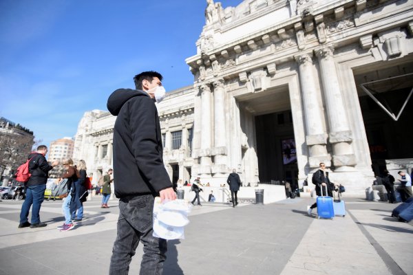 OMS dice que ya no usa categoría "pandemia", pero que virus sigue siendo una emergencia