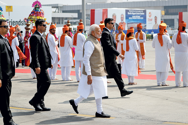 India enfrenta crisis gemelas, económica y política
