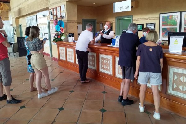 Covid-19 avanza sin tregua: Mil personas aisladas en hotel de Tenerife, mientras Japón advierte rápida propagación