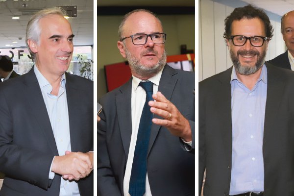 <p>Eduardo Navarro (izquierda) y Rodrigo Hinzpeter (derecha) llegaron ayer al consejo general de la Sofofa de ayer. Tras la reunión, el presidente del gremio, Bernardo Larraín, dialogó con la prensa.</p>