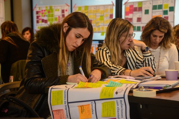 Academia de innovación con foco en talento femenino desarrolla alianza con Goldman Sachs