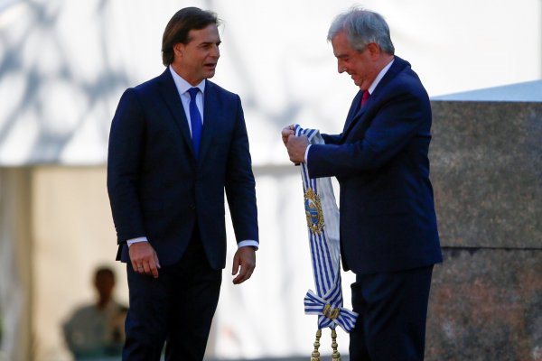 Lacalle Pou asume presidencia de Uruguay en busca de austeridad fiscal y de equilibrio diplomático en la región