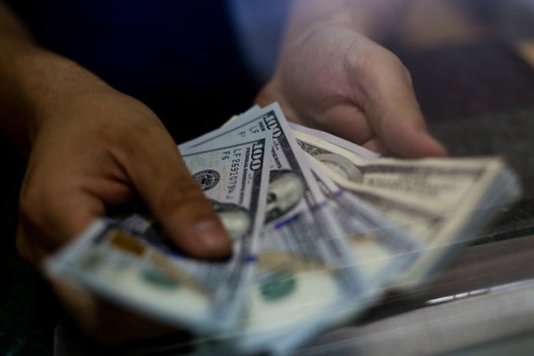 Dólar inicia la semana con abrupta caída ante mayor optimismo de los mercados mundiales