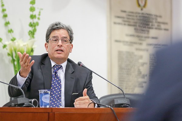 Alberto Carrasquilla: “La única forma es aumentar los impuestos”, Colombia presta atención al mensaje de las protestas masivas
