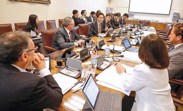 Hacienda solicita a la OCDE y al FMI evaluar las exenciones del sistema tributario chileno