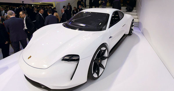CEO de Porsche advierte que costos de las baterías afectarán las ganancias de las automotrices