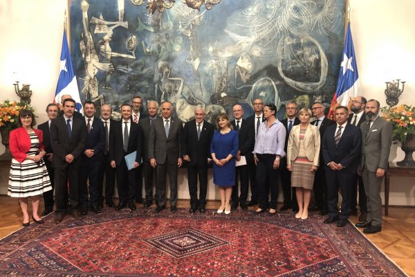 <p>Piñera busca profundizar en acuerdo comercial con embajadores de la Unión Europea</p>