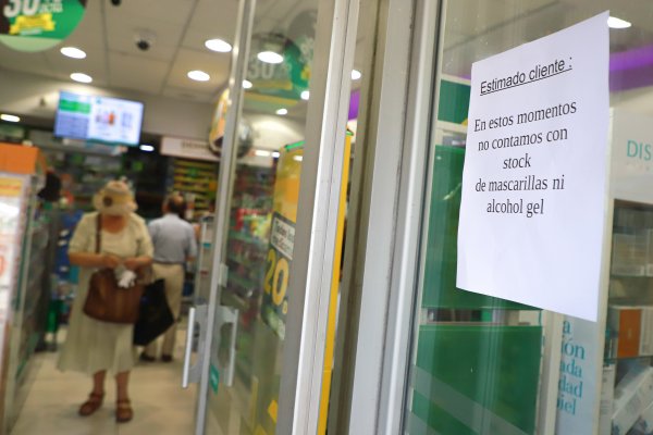Coronavirus desata mercado paralelo de mascarillas y alcohol gel