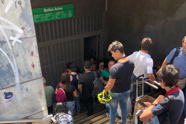 Metro informa cierre de estaciones por incidentes en el exterior