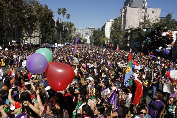 Masiva marcha del 8M cerró con incidentes aislados en Santiago