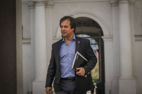 Ministro de Economía anticipa una posible caída en la bencina por derrumbe en el mercado del petróleo