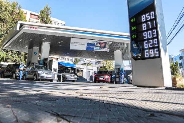 <p>Desplome del petróleo abre espacio para varias semanas de bajas en el valor de los combustibles en Chile</p>