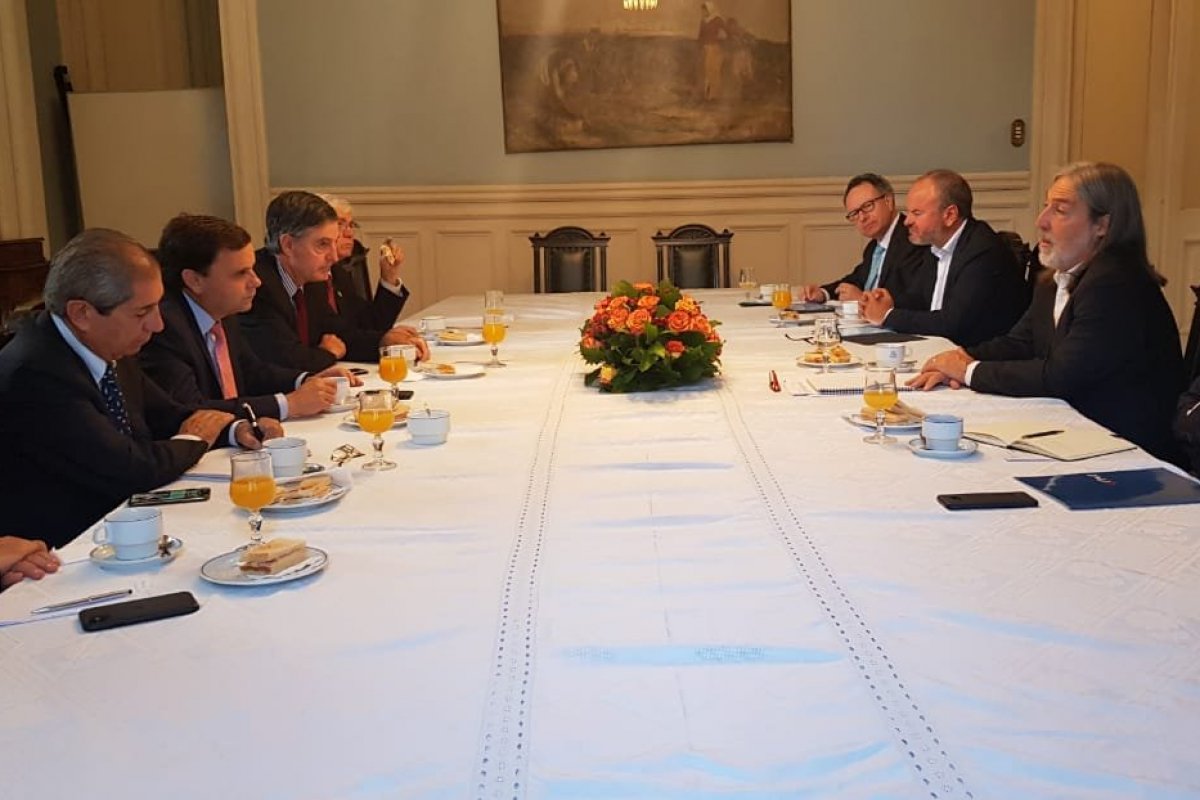 <p>Grandes empresarios reconocen que "estamos viviendo un lunes negro" ante desplome bursátil</p>