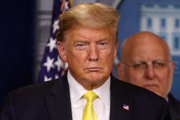 Trump plantea "drásticas medidas" para abordar el coronavirus y apunta a aplicar recortes de impuestos