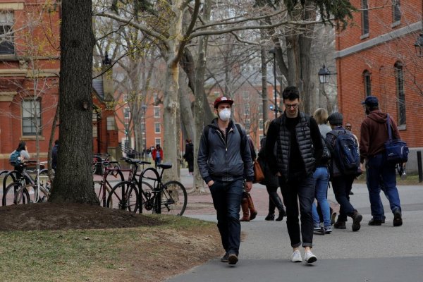 <p>Harvard pide a sus estudiantes que no vayan al campus por coronavirus</p>