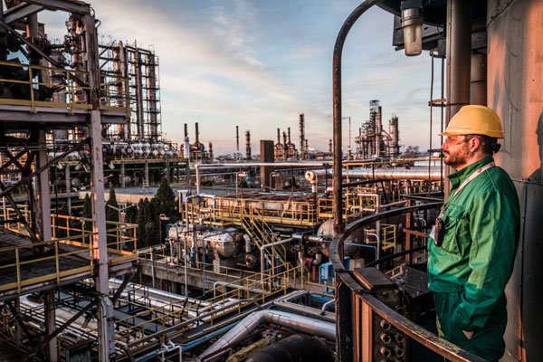 <p>Menor precio del crudo y la extensión de la disputa podrían tensar aún más las finanzas de las firmas. Foto: Bloomberg</p>