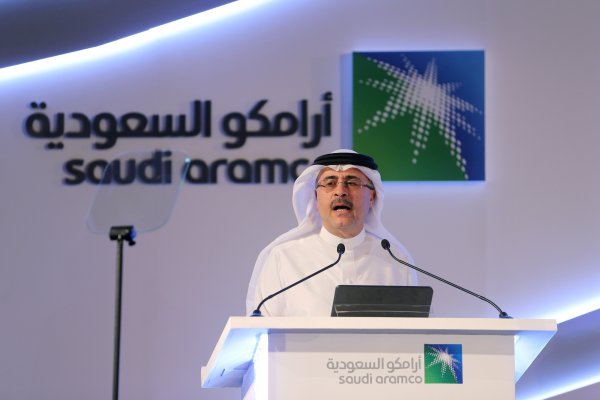 Arabia Saudita anuncia plan para subir capacidad de producción por primera vez en años y el precio del petróleo cae
