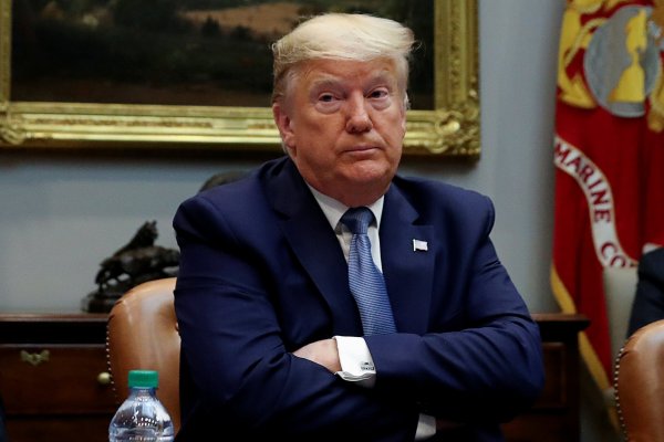 Trump propone rebajar a 0% el impuesto a los salarios por el coronavirus